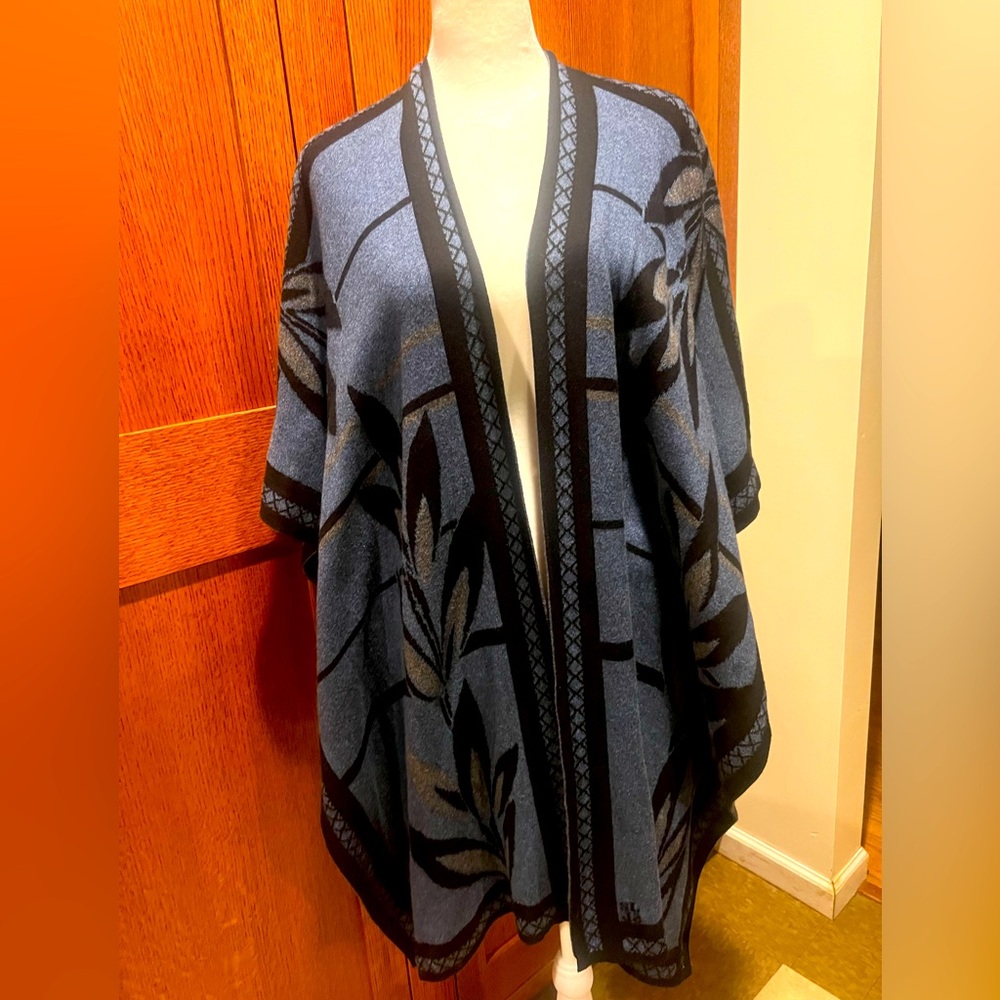 Stunning Sharon London Cape 💙🖤 Egyptian Cotton 🩶 66” x 33”
